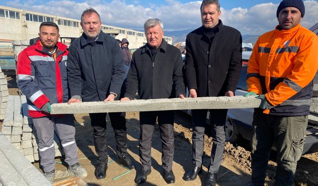 Alaşehir'de çiftçiye bağ direği desteği