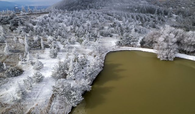 Spil Dağı kırağı örtüsüyle beyaza büründü