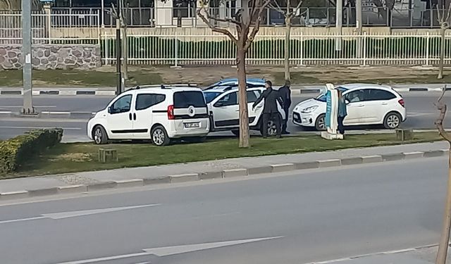 Manisa'da zincirleme trafik kazası: 3 araç birbirine girdi