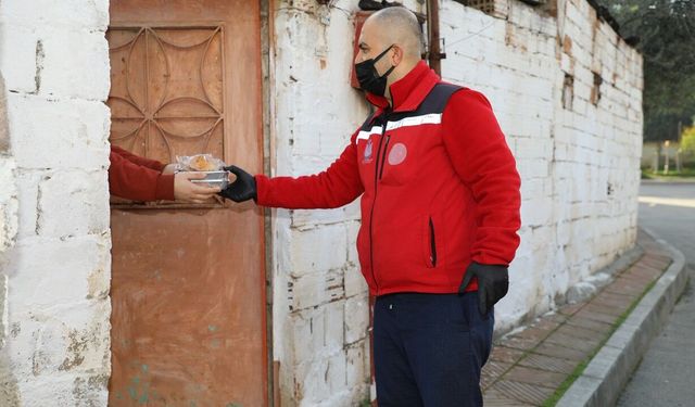 Şehzadeler Belediyesi’nden yüzlerce haneye sıcak yemek