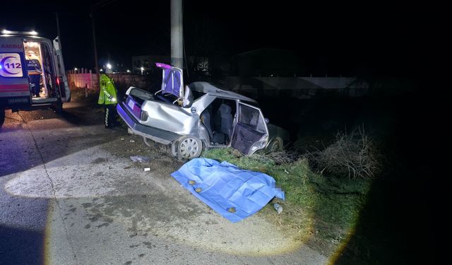 Manisa'da feci kaza: Elektrik direğine çarpan araçta can verdi!