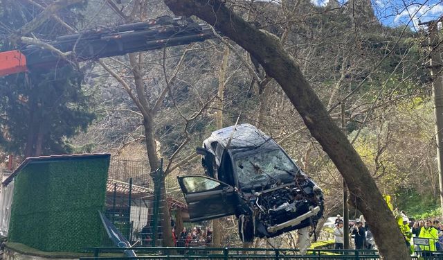 Çaybaşı Deresine düşen araç çıkarıldı