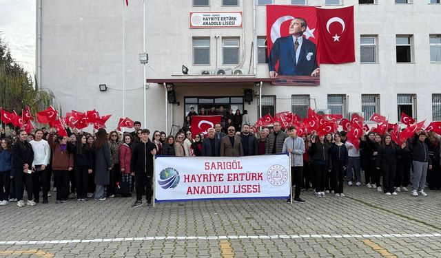 Sarıgöl’de öğrencilerden bayrağa anlamlı sahiplenme