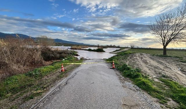 Manisa'da Gediz taştı, köprü sular altında kaldı