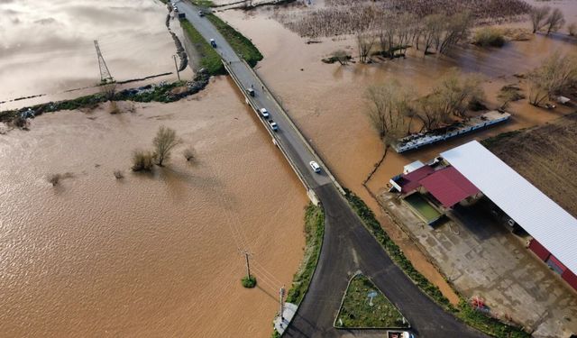 Manisa'da köprü yıkıldı, nehir taştı, yollar kapandı
