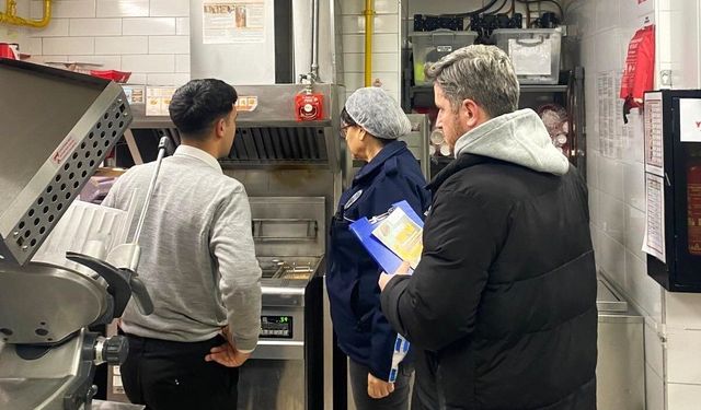 Yunusemre'de kanalizasyona dökülen yağlara sıkı takip