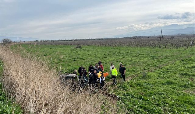 Manisa'da bir araç tarlaya uçtu: 2 yaralı