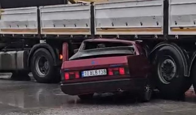 Manisa'da otomobil tıra ok gibi saplandı