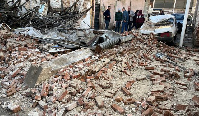 Manisa'da yağmur nedeniyle bir bina çöktü