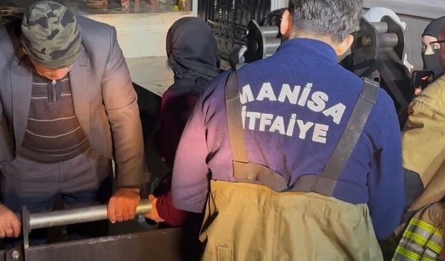 Selde mahsur kalan 11 kişilik aileyi itfaiye kurtardı