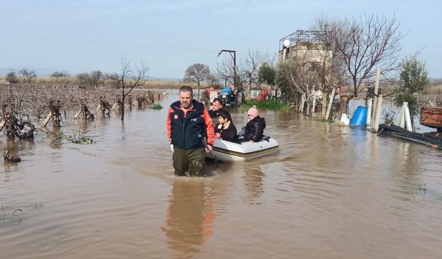 Manisa'da selde mahsur kalan 4'ü çocuk 5 kişi kurtarıldı