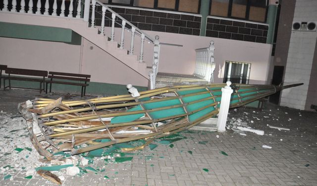 Salihli'de kuvvetli rüzgar minarenin külahını uçurdu