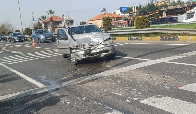 Manisa'da 2 otomobil çarpıştı: 2’si çocuk 5 yaralı!