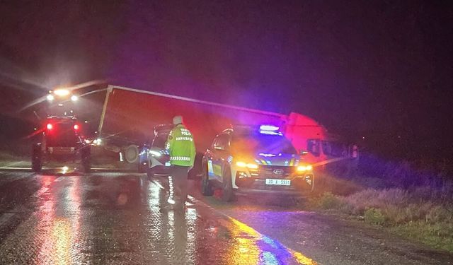 Denizli-Manisa yolunda tır şarampole uçtu