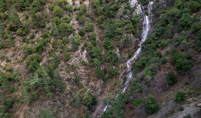 Spil Dağı'nda kuruyan şelale yeniden akmaya başladı