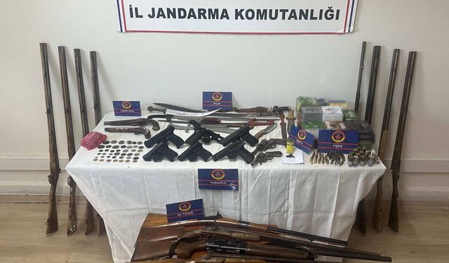 Manisa'da baskın yapılan evden cephanelik çıktı