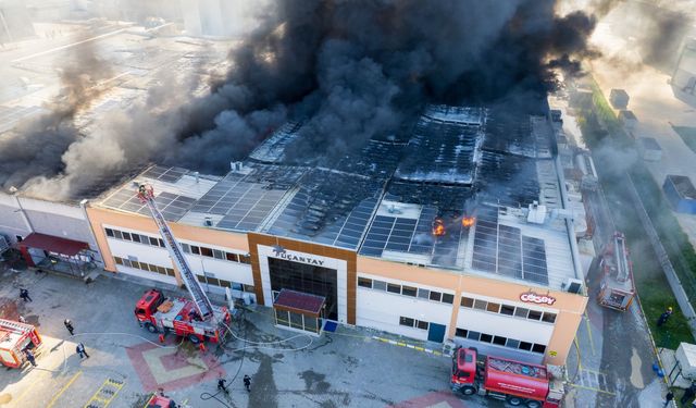 Akhisar'da peş peşe yangınlar! Şekerleme fabrikasında yangın çıktı