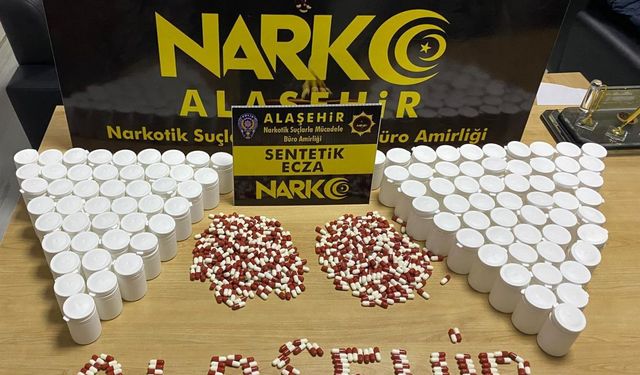 Manisa'da araçta binlerce sentetik ecza ele geçirildi