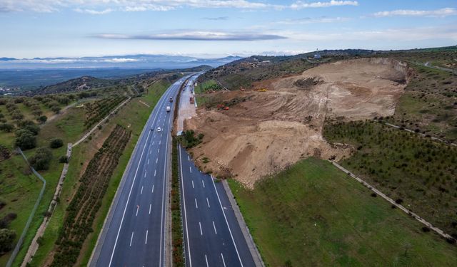 Heyelan yaşanan İzmir-İstanbul otoyolunda çalışmalar devam ediyor