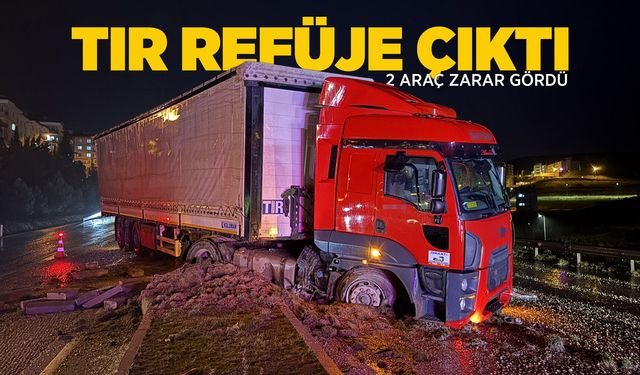 Manisa'da kayganlaşan yolda tır refüje çıktı