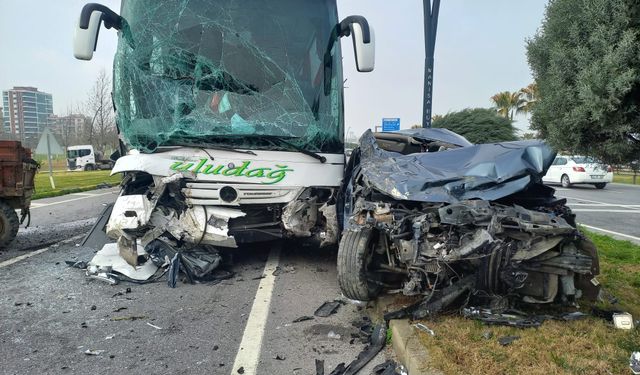 Muradiye yolunda feci kaza: 3 araç birbirine girdi