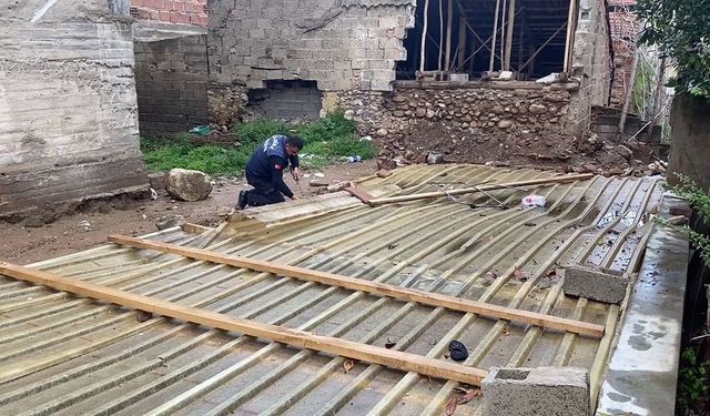 Manisa'da inşaat çukuruna düşen köpek kurtarıldı