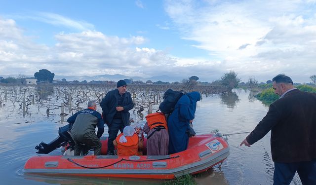 Manisa'da selde mahsur kalan 10 kişi kurtarıldı