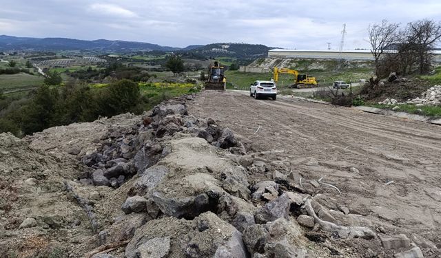 Selendi-Kula eski yolu yeniden trafiğe açıldı
