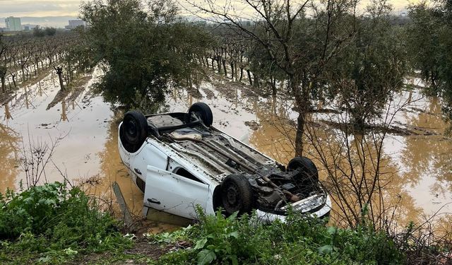 Manisa'da kaza yapan sürücü otomobilini bırakıp kaçtı