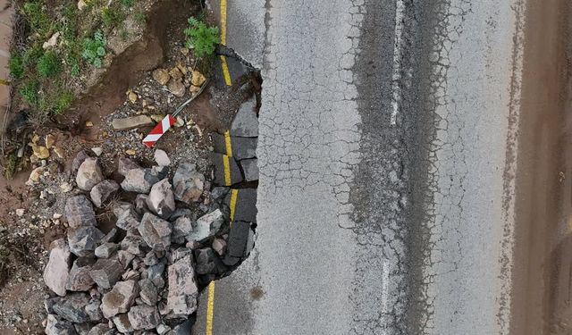 Manisa’nın Ahmetli ilçesinde yol çöktü: Ekipler sahada