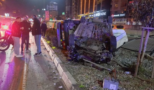Manisa'daki feci kazada 2 araç çarpışarak takla attı