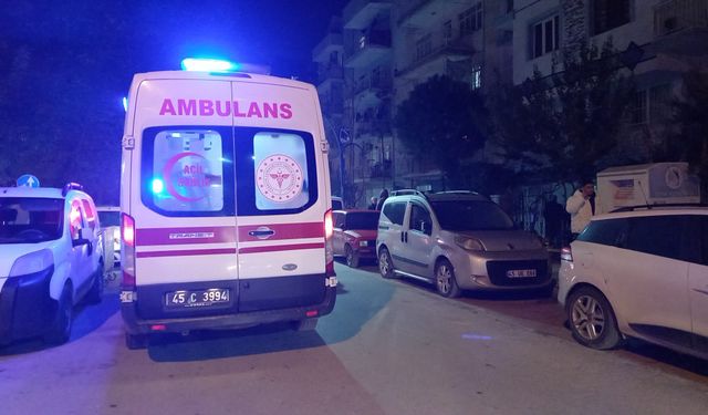 Manisa’da sokak ortasında bıçaklı kavga: 1 kişi hastanelik oldu