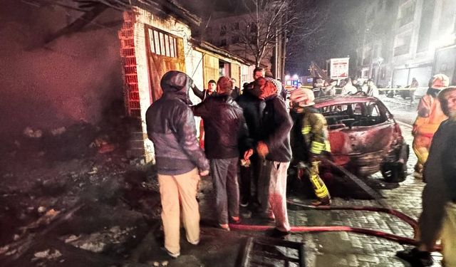 Manisa'da korkutan yangın: Ev ve araçlar küle döndü