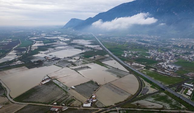 Manisa'da Gediz taşkını yerleşim alanlarına ulaştı