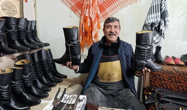 Manisalı Suat usta asırlık kalıplarla körüklü çizme üretiyor