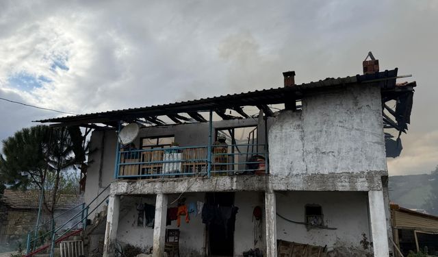 Manisa'da çıkan yangında 2 katlı ev yandı