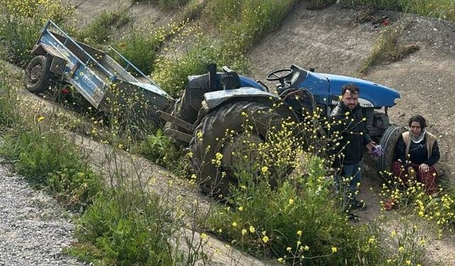 Manisa'da ön lastiği fırlayan traktör takla attı