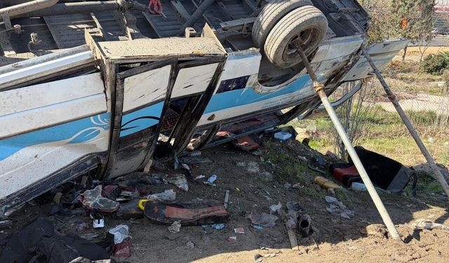 Özel halk otobüsü köprü direğine çarptı: 4 kişi hayatını kaybetti