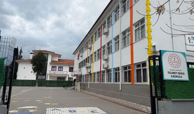 Manisa'da okulda sıva parçaları öğrencilerin üzerine düştü