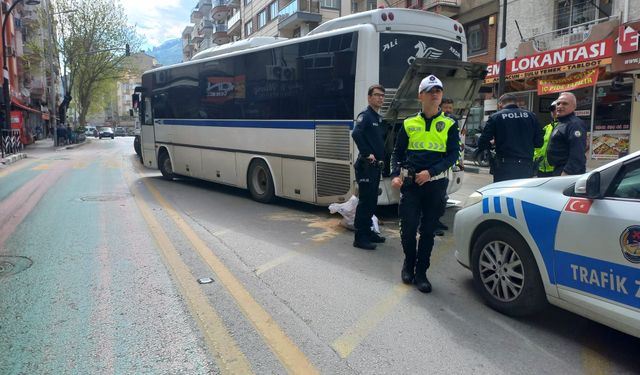Manisa'da bir usta, tamir ettiği otobüsün altında kaldı
