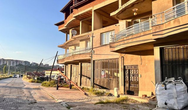 Manisa'da tır kablolara takıldı: Direkler devrildi