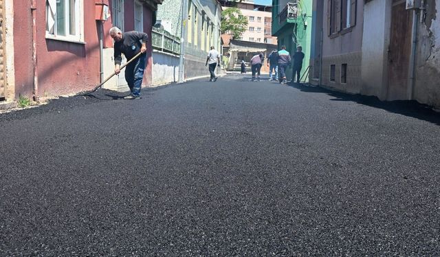 Muradiye'de bozulan yollara asfalt çalışması