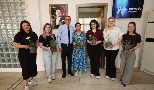 Başkan Şimşek'ten çalışan annelere çiçek