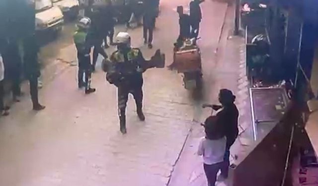 Manisa'da çıkan yangında mahsur kalan yaşlı kadını jandarma kurtardı