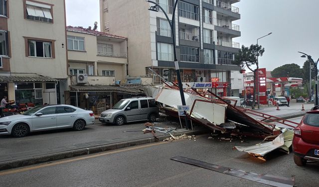 Manisa'da fırtına bir binanın çatısını uçurdu