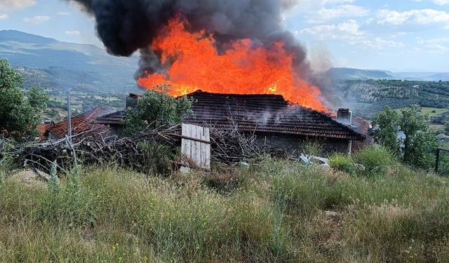 Manisa'da bayram için köylerine gelen ailenin evi yandı
