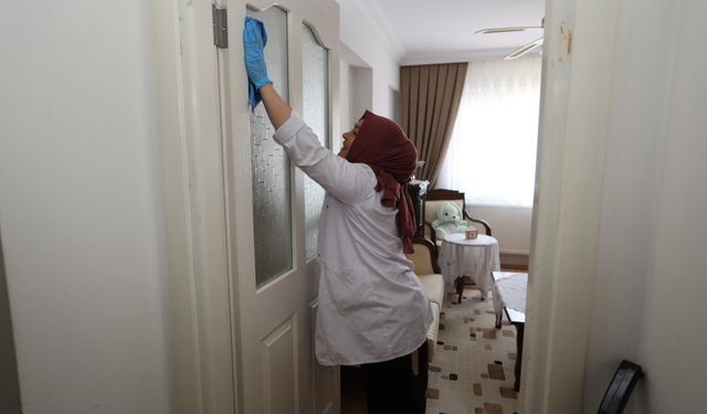 Şehzadeler Belediyesi engelli ve yaşlıların evlerini temizliyor