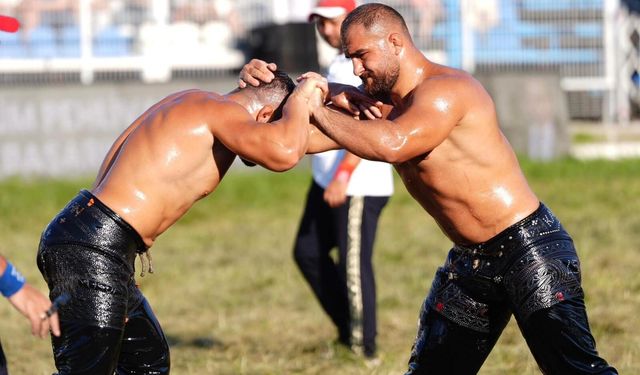 Yuntdağı Yağlı Güreşleri'nde sporcular kıyasıya yarıştı