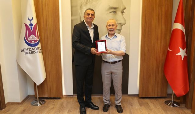 Manisa'da 41 bin nikaha imza atan memur, gözyaşlarıyla veda etti