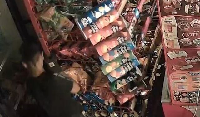 Marketin kapısını kırıp içeri giren çocuklar 100 bin TL'lik ürün çaldı